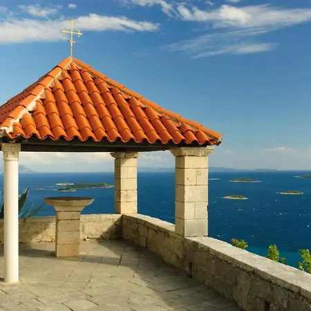 Apartman In With Balcony, Air Conditioning, Wifi, Dishwasher Orebić